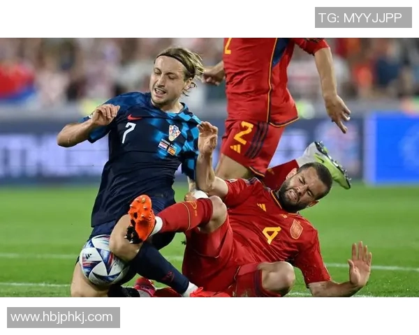 足球明星在赛场上深思熟虑的瞬间蹲地图片展现他们的坚持与热爱